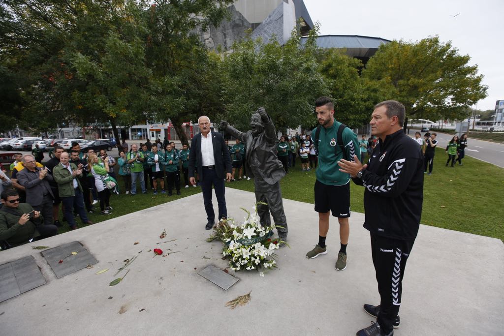 Cinco años. Ese es el tiempo que ha pasado desde el repentino e inesperado adiós a Manolo Preciado, aunque su memoria se mantiene tan viva como aquellos días en los que su presencia en los banquillos se convertía en uno de los grandes atractivos del partido, merced a la intensidad con que vivía los partidos y su forma de tratar u hacerse querer por todo el mundo, incluso sus rivales. Este domingo, con motivo del encuentro entre el Sporting B-Racing, los jugadores y la afición que se ha desplazado a Gijón, han homenajeado a histórico genio con flores