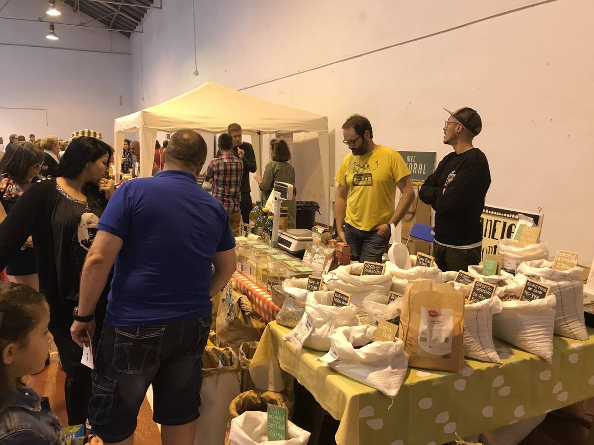 Cientos de personas en la feria de ecología de Torrelavega