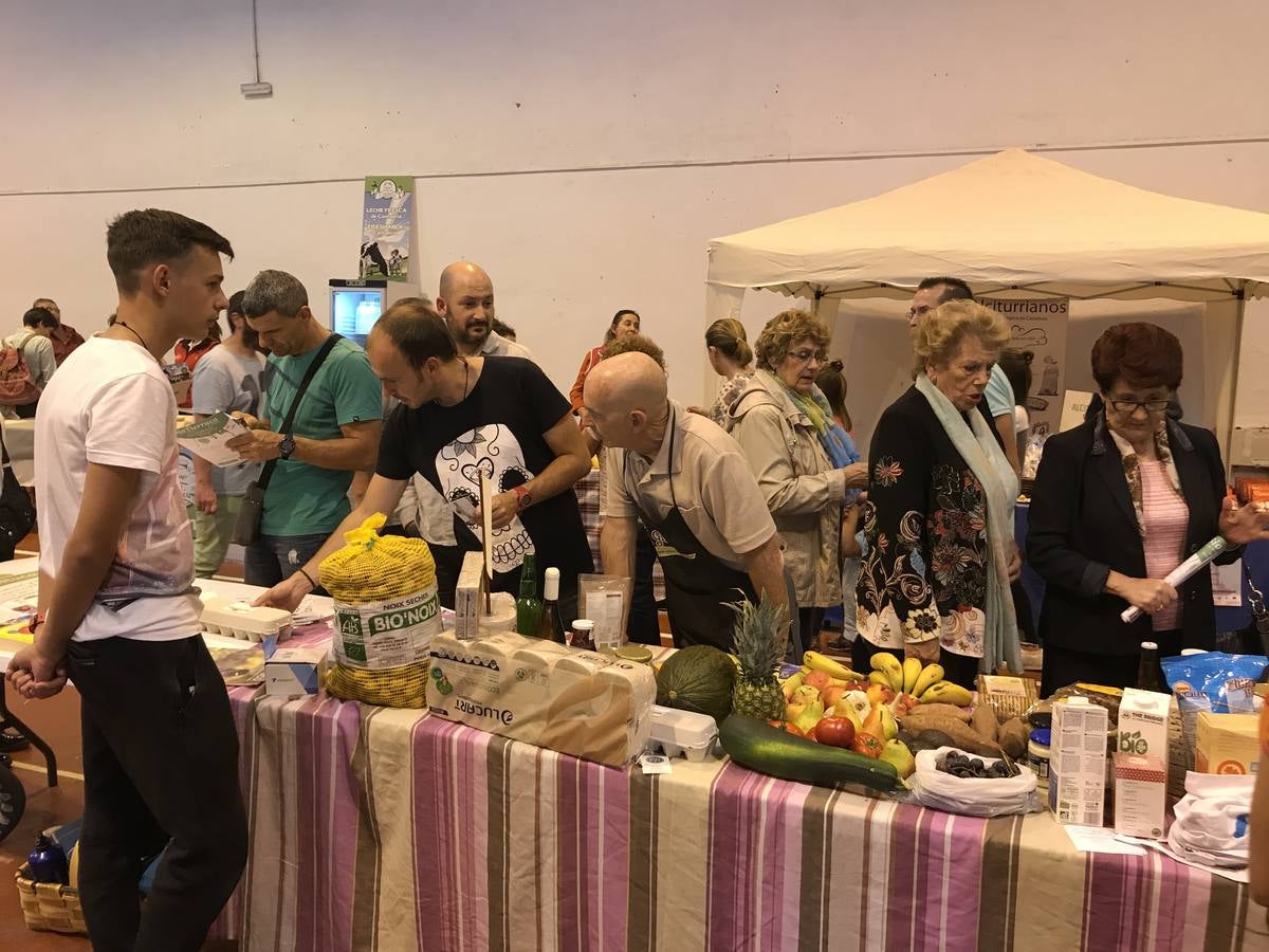 Cientos de personas en la feria de ecología de Torrelavega