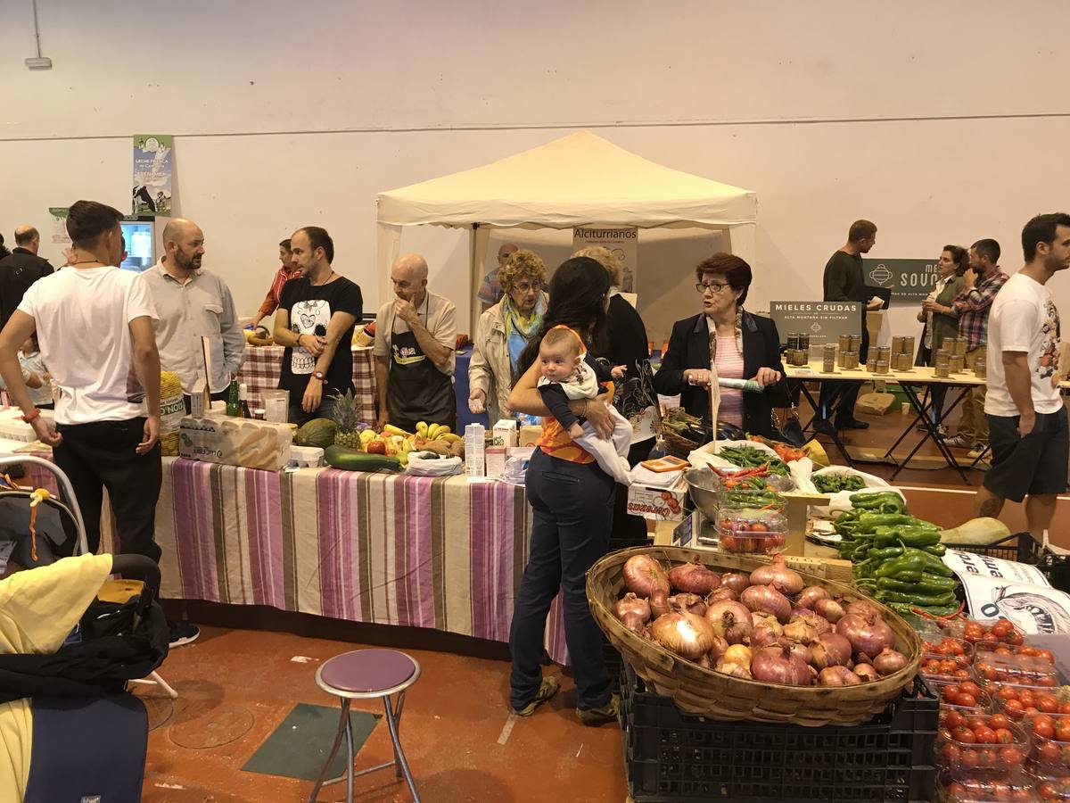 Cientos de personas en la feria de ecología de Torrelavega