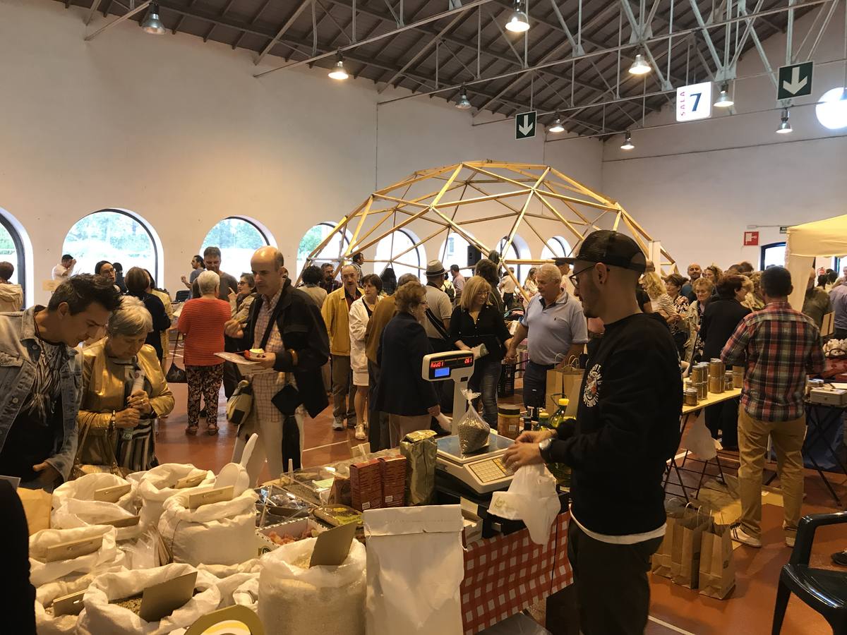 Cientos de personas en la feria de ecología de Torrelavega