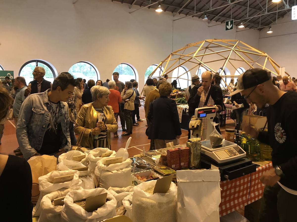 Cientos de personas en la feria de ecología de Torrelavega