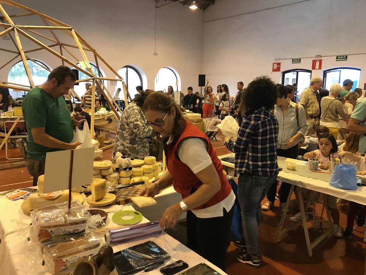 Cientos de personas en la feria de ecología de Torrelavega