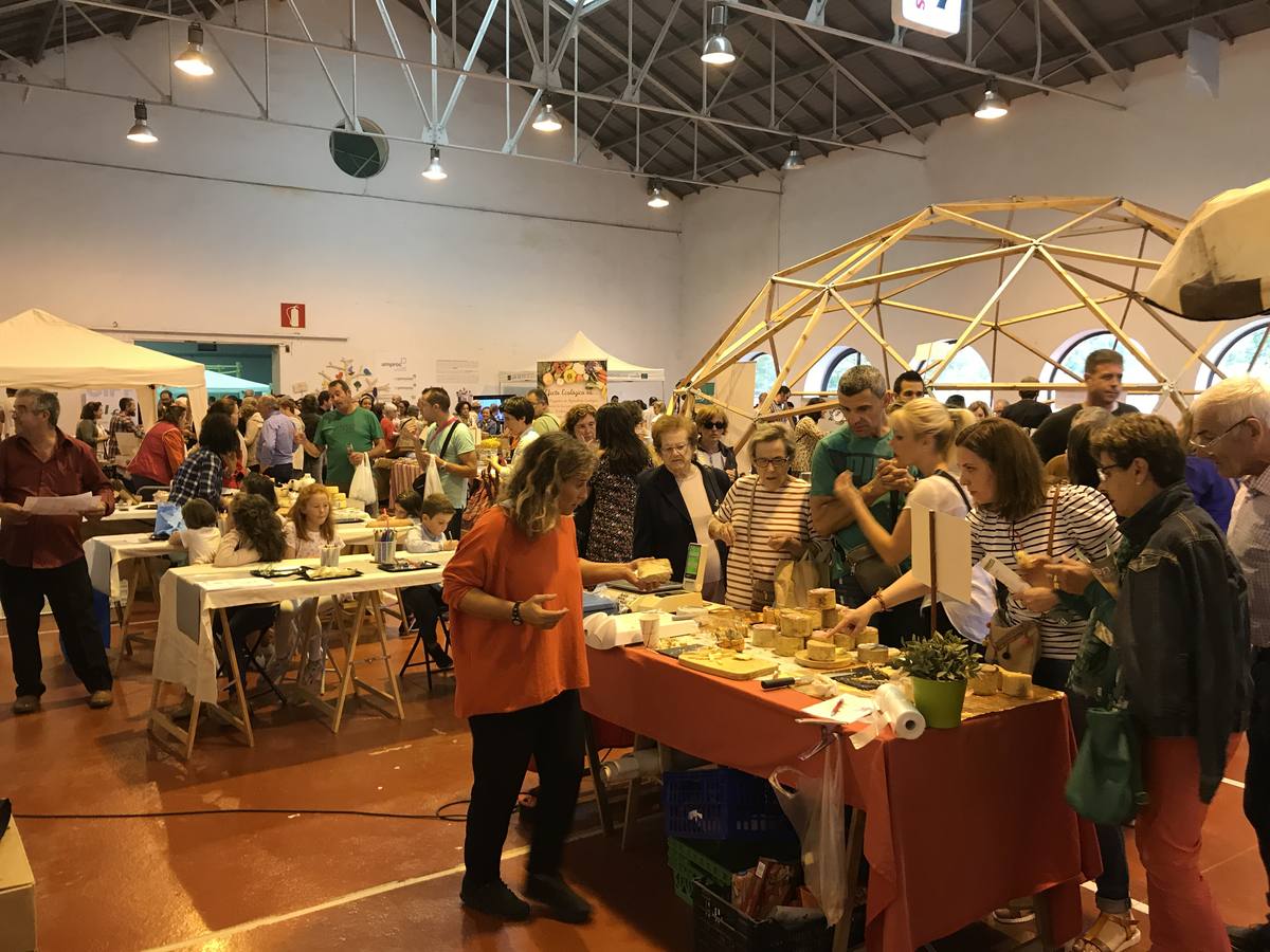 Cientos de personas en la feria de ecología de Torrelavega