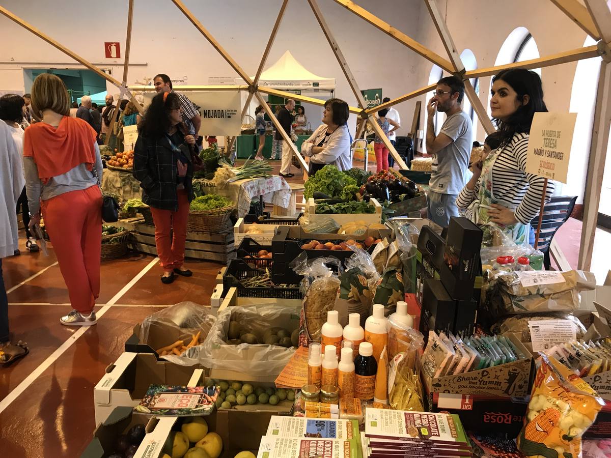 Cientos de personas en la feria de ecología de Torrelavega