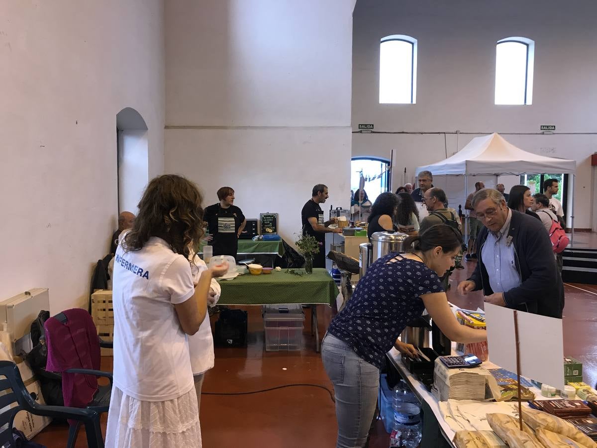 Cientos de personas en la feria de ecología de Torrelavega