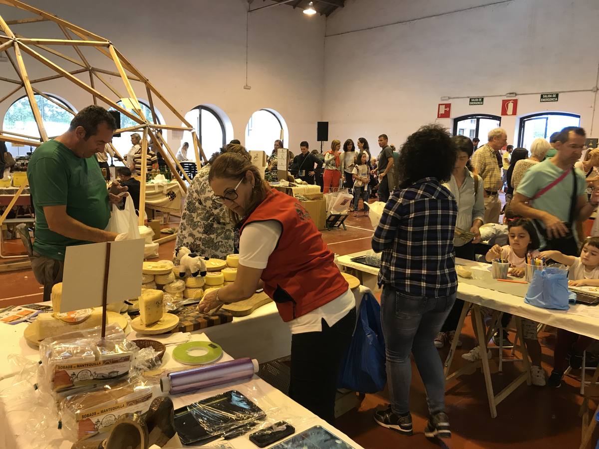 Cientos de personas en la feria de ecología de Torrelavega