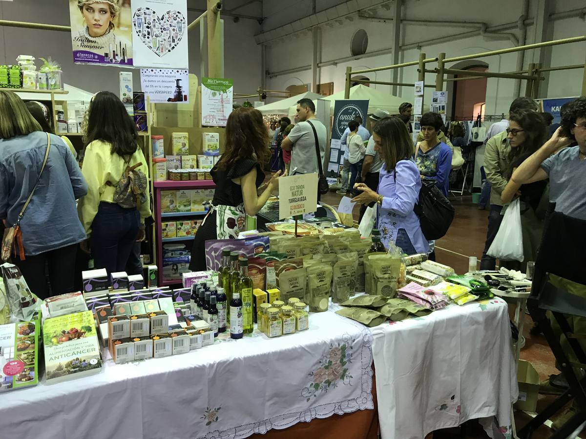 Cientos de personas en la feria de ecología de Torrelavega