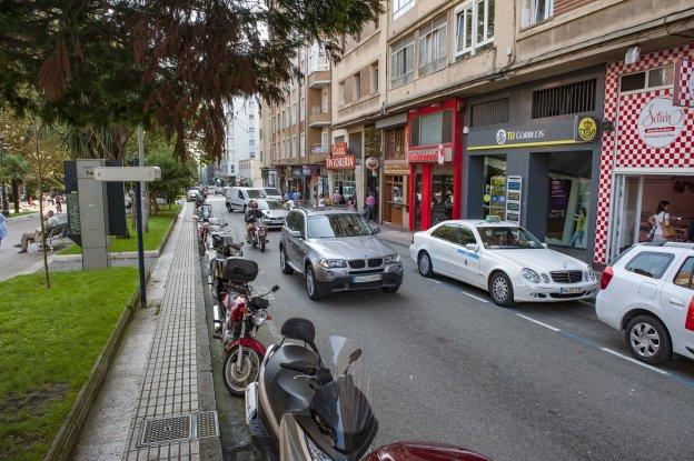 Para hacer carril bici se eliminan acera y aparcamiento de motos. Los vecinos quieren que se quiten también en esta acera los coches. 