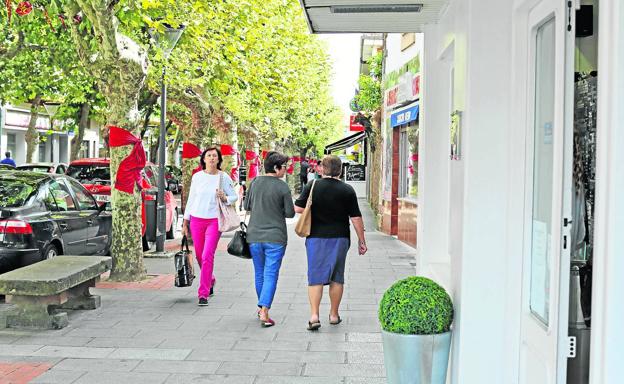 Diez establecimientos participaron en el concurso de escaparates del Día de Cantabria. 