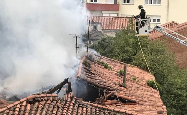 Imagen principal - El edificio del antiguo bar Bolado sufre el tercer incendio en menos de un mes