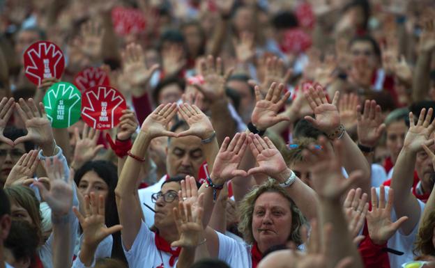 Concentración en Pamplona en repulsa por una agresión sexista durante los Sanfermines.