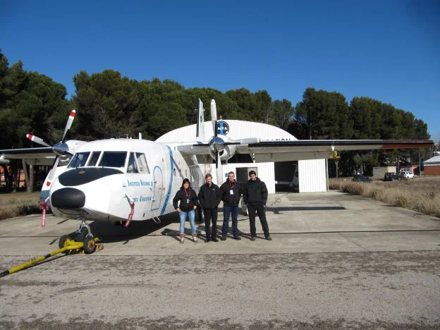 José Luis Sánchez (segundo por la izquierda) y su equipo, ante el Aviocar C212 del INTA. 