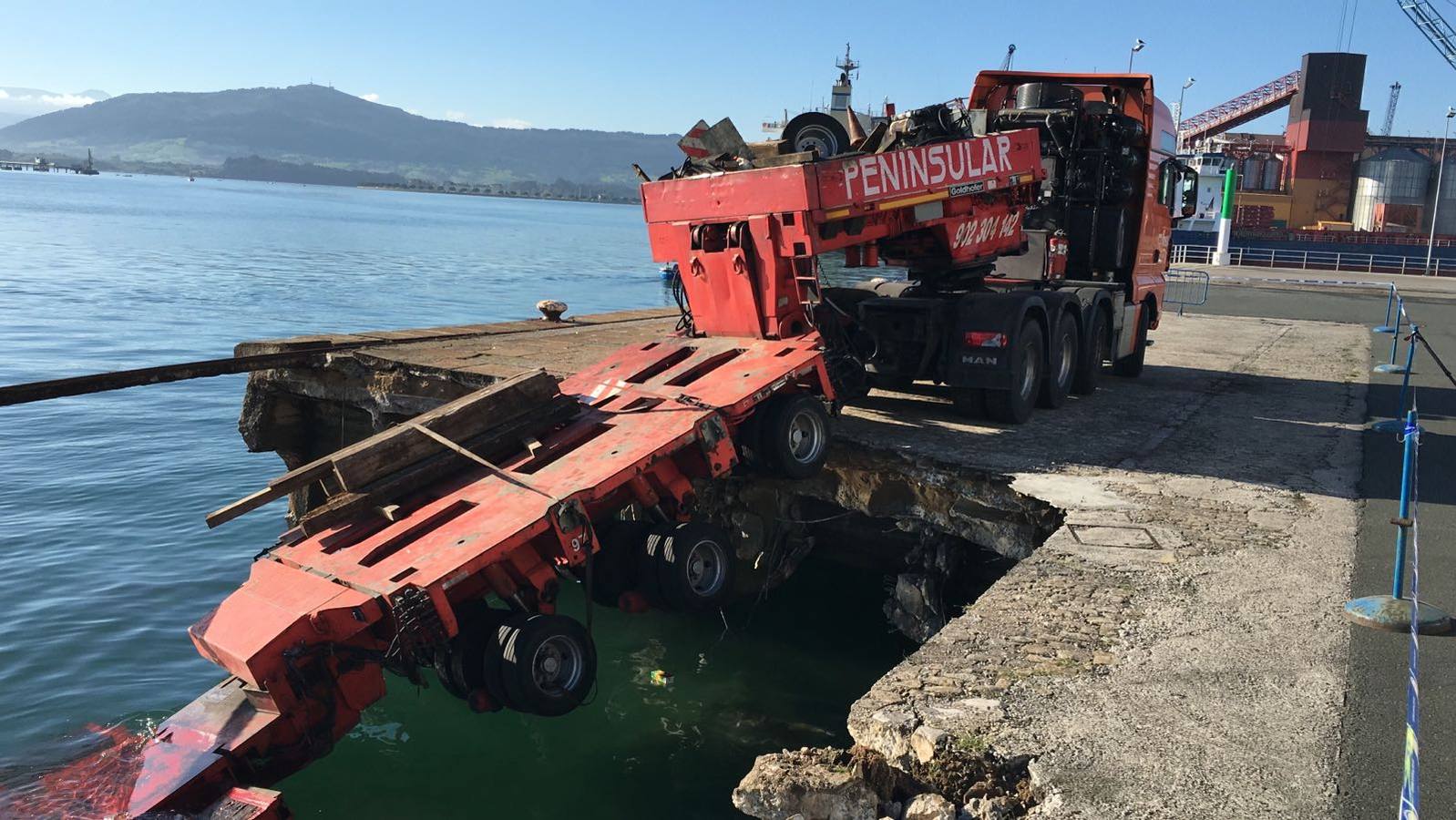 El peso de una zanjadora aparcada en la zona vieja del puerto con carga de 150 toneladas ha provocado el derrumbe