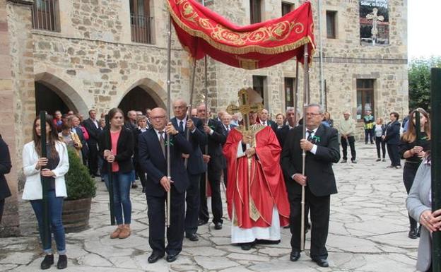 Procesión con la Reliquia del Lignum Crucis por la explanada del monasterio