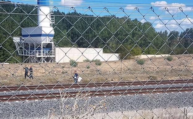 La Guardia Civil y operarios de Adif inspeccionan el lugar del atropello.