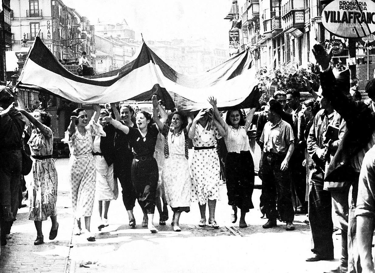 Mujeres celebrando la entrada de las tropas nacionales en Santander.