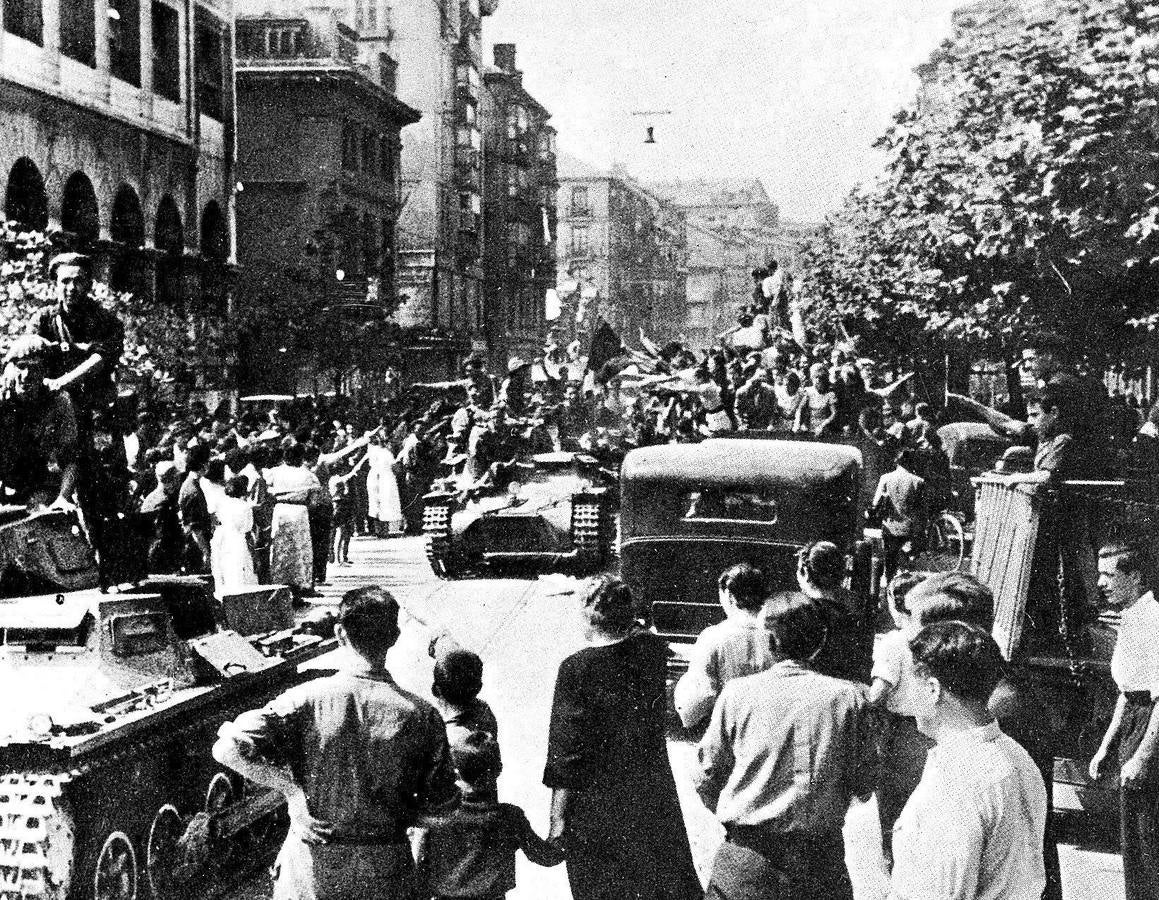 La IV Brigada de Navarra entra en las calles de Santander.