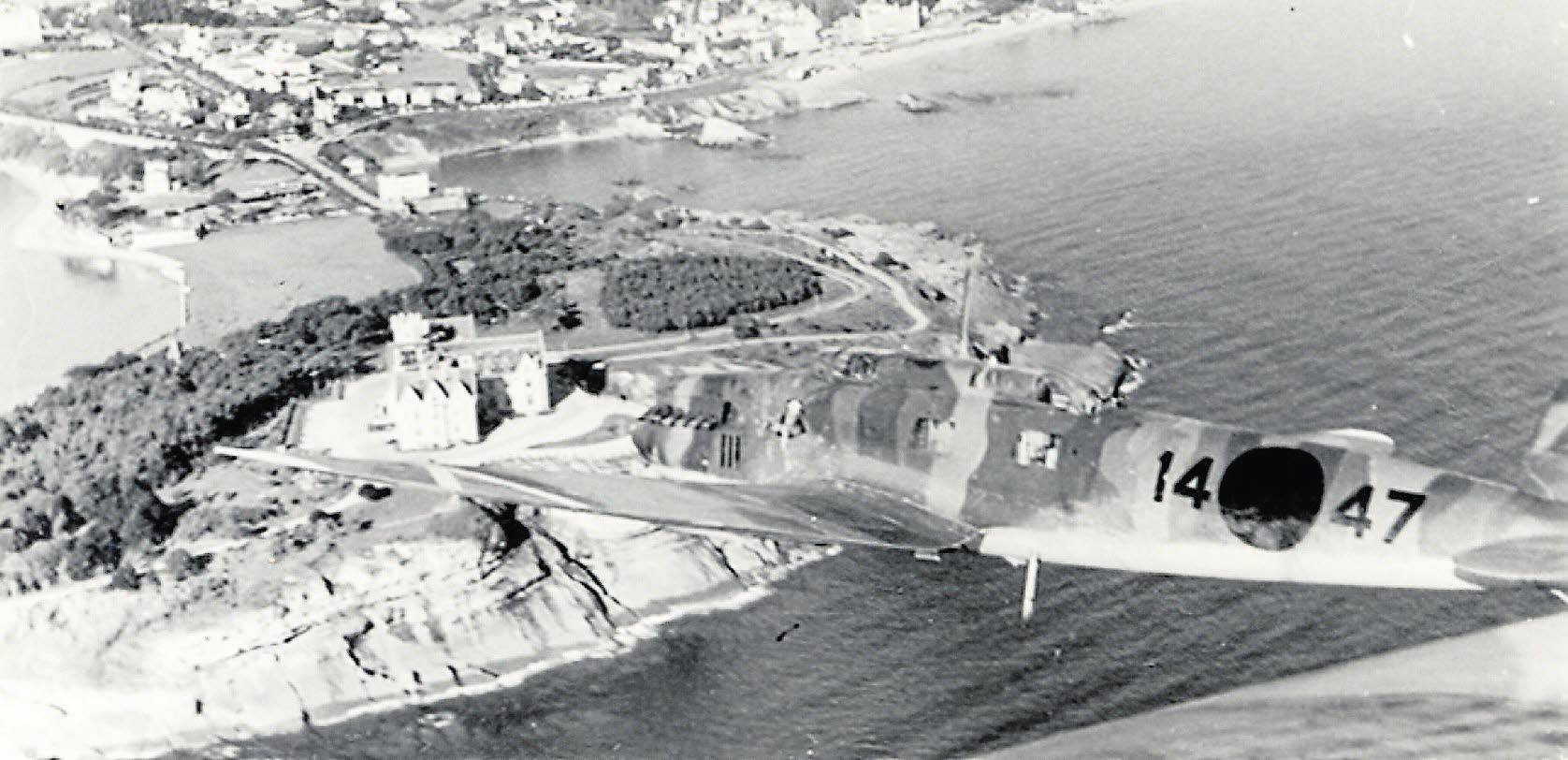 Un avión de la Legión Cóndor alemana sobrevuela La Magdalena y El Sardinero en una de sus incursiones durante la Guerra Civil.