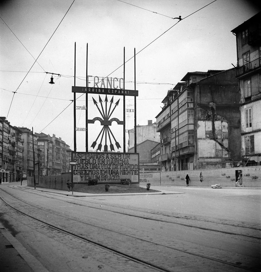 Actual calle Calvo Sotelo (Santander) con el emblema de la Falange.