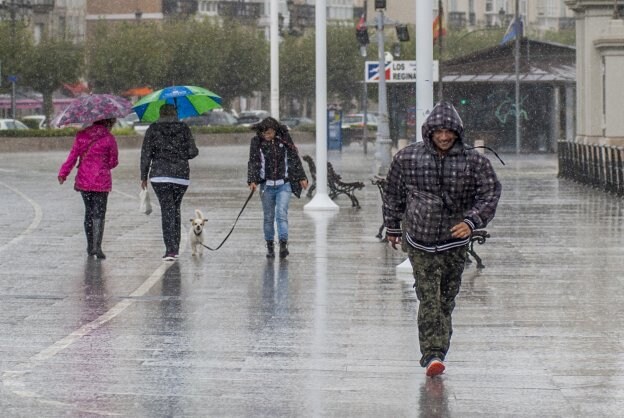 En Santander, las lluvias sorprendieron a los viandantes. 