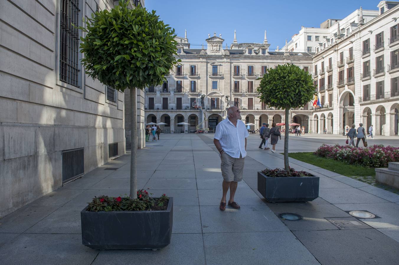 Santander instala maceteros y bolardos para evitar una amenaza terrorista