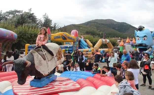 La atracción de toro salvaje fue una de las más disfrutadas por los niños