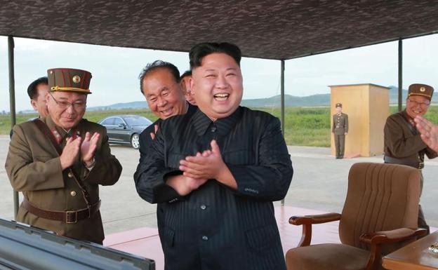 El líder norcoreano, Kim Jong-un celebra el lanzamiento de un misil.