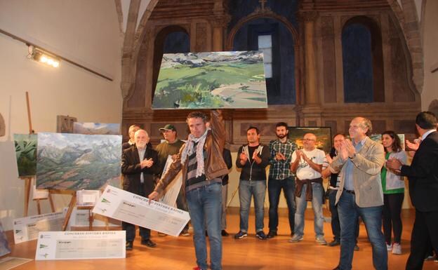 Isidoro Moreno, con el cuadro ganador, después de recibir el premio