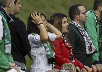 Imagen secundaria 1 - Equipo y afición se reconcilian en Sarriena