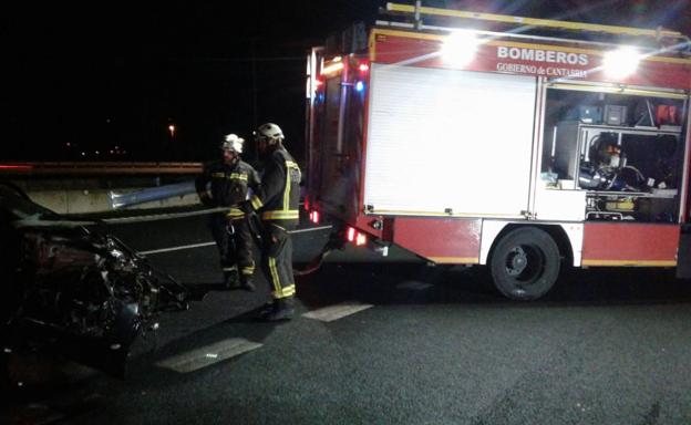 Los bomberos, en el lugar del siniestro. 