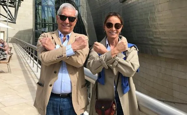 Vargas Llosa e Isabel Preysler posan a la entrada del Museo Guggenheim.