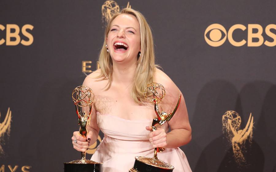 'La actriz Elisabeth Moss con los dos galardones que ha recibido durante la 69ª gala de los premios Emmy.