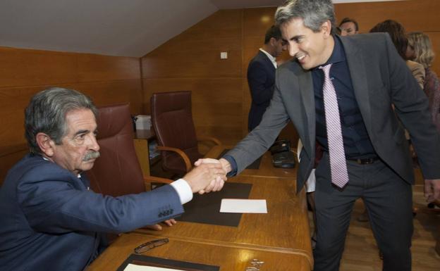 Pablo Zuloaga y Miguel Ángel Revilla, durante la firma este martes del pacto renovado.