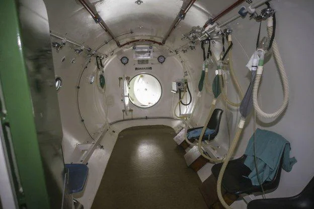 Instalaciones de la cámara hiperbárica de Valdecilla, que fue donada al hospital en el año 1993 por la Fundación Botín. 