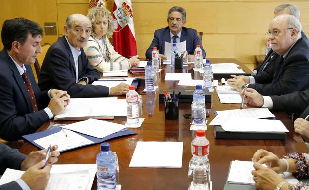 Francisco Fernández Mañanes, sentado junto a José María Mazón, en su primer Consejo de Gobierno.