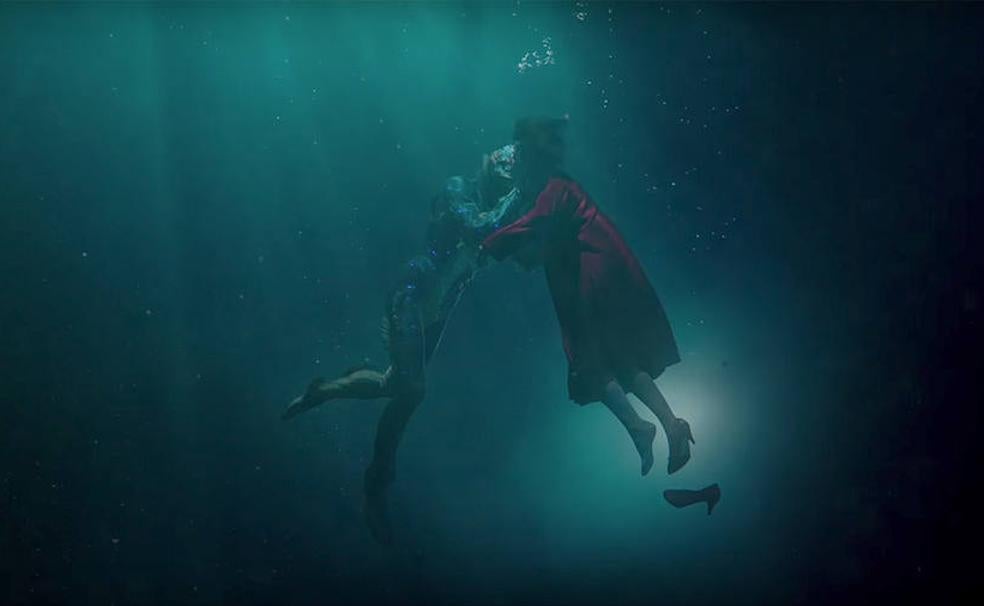 Doug Jones y Sally Hawkings en 'La forma del agua'.