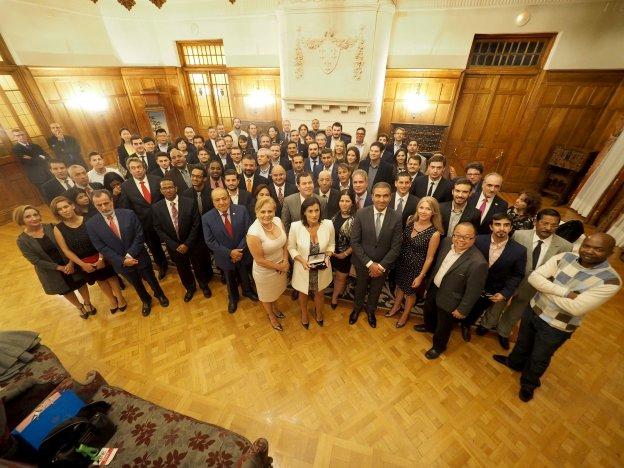 En el transcurso de la recepción oficial de ayer a los participantes en el GYLF, la esposa del alcalde de Miami entregó a la alcaldesa santanderina la llave de la ciudad norteamericana.