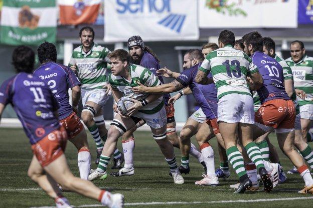 Agustín Schab, del Senor, avanza rodeado de jugadores del Ordizia. :