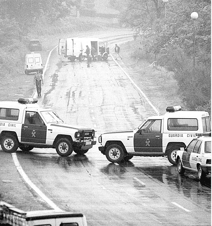 Control de la Guardia Civil tras el atentado frustrado en Comillas.