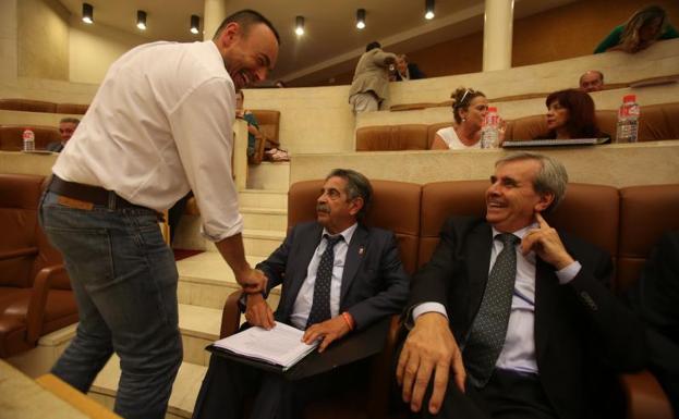 José Ramón Blanco (Podemos) charla con Miguel Ángel Revilla y Rafael de la Sierra.