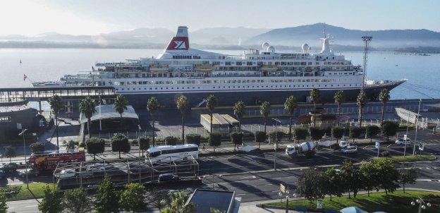 El crucero 'Boudicca' ayer, atracado junto a la Estación Marítima, en el muelle del Almirante.