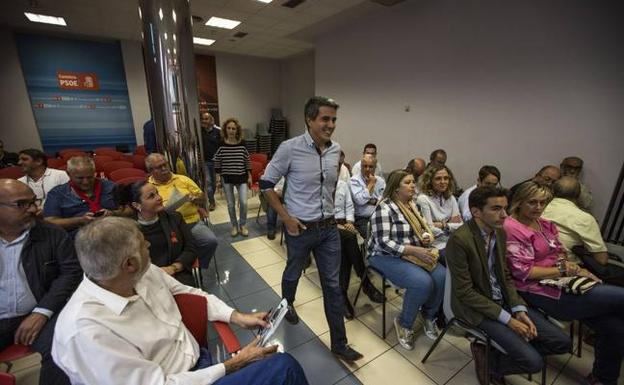 Zuloaga en una reunión con líderes locales del PSOE 