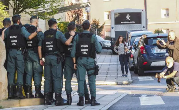 Imagen principal - Un centenar de personas despide en Santander a los guardias enviados a Cataluña