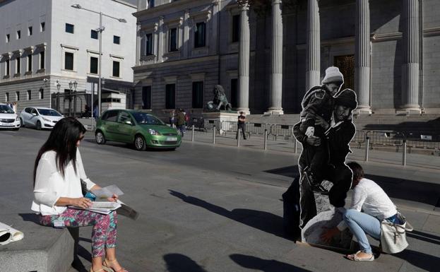 Amnistía Internacional rodea el Congreso con fotografías de personas refugiadas para que las autoridades tengan que encontrárselas allá donde vayan. 