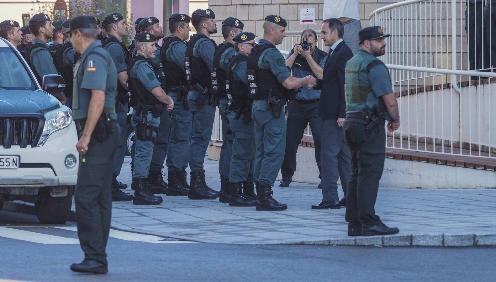 Miembros de la Guardia Civil en Cantabria, vitoreados en su salida hacia Cataluña