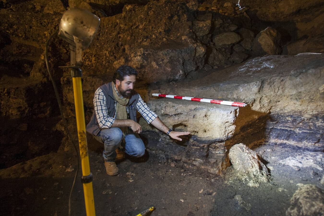 Las nuevas excavaciones confirman a El Pendo como asentamiento continuo de neandertales. Los responsables del proyecto aseguran que solo una cueva de Israel es equiparable en cuanto a cantidad y antigüedad de hogueras en la roca a la cavidad de Escobedo