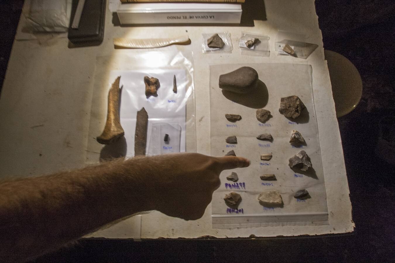 Las nuevas excavaciones confirman a El Pendo como asentamiento continuo de neandertales. Los responsables del proyecto aseguran que solo una cueva de Israel es equiparable en cuanto a cantidad y antigüedad de hogueras en la roca a la cavidad de Escobedo