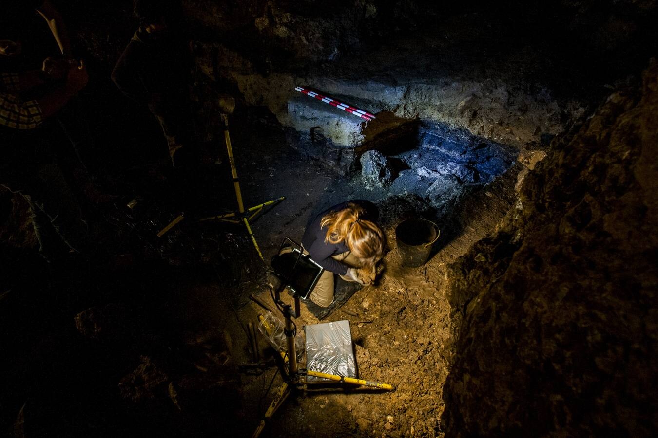 Las nuevas excavaciones confirman a El Pendo como asentamiento continuo de neandertales. Los responsables del proyecto aseguran que solo una cueva de Israel es equiparable en cuanto a cantidad y antigüedad de hogueras en la roca a la cavidad de Escobedo