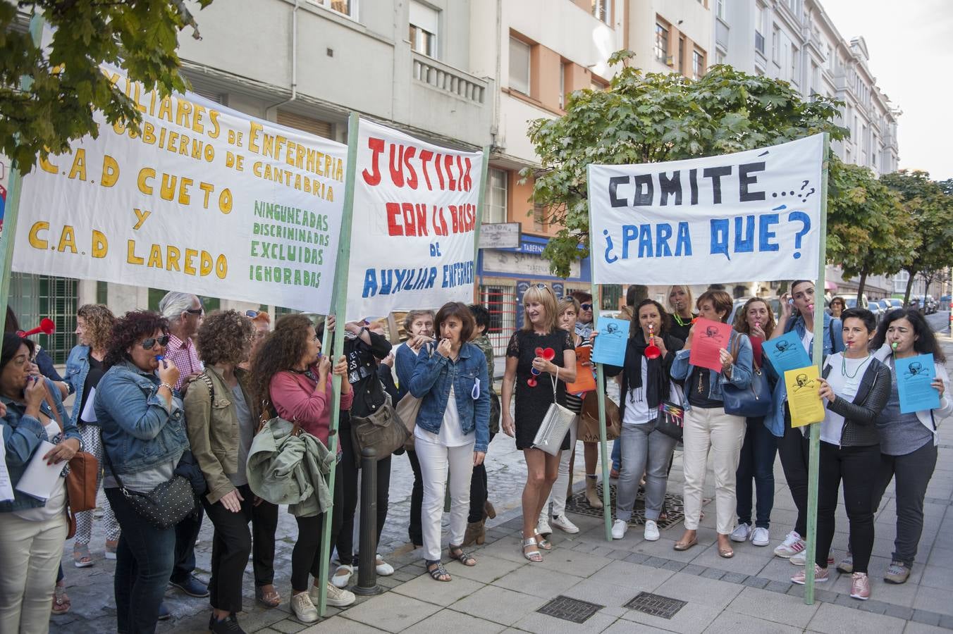 Protesta de las auxiliares de enfermería ante la sede del Gobierno regional